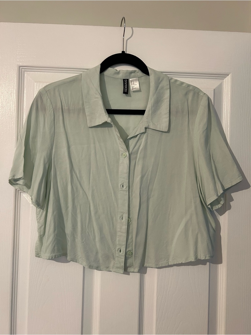 H&M Women’s Light Green Cropped Button-Up Top